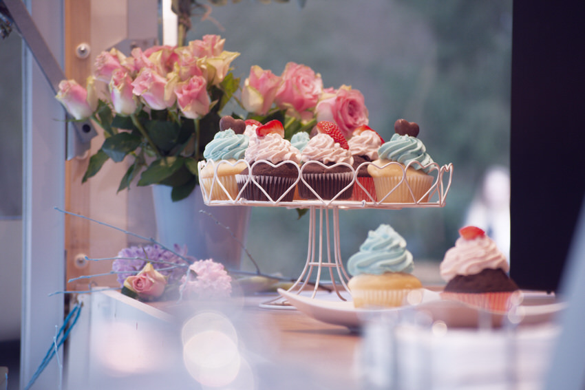 bunte Cupcakes für Hochzeitsfeier – gesehen bei frauimmer-herrewig.de