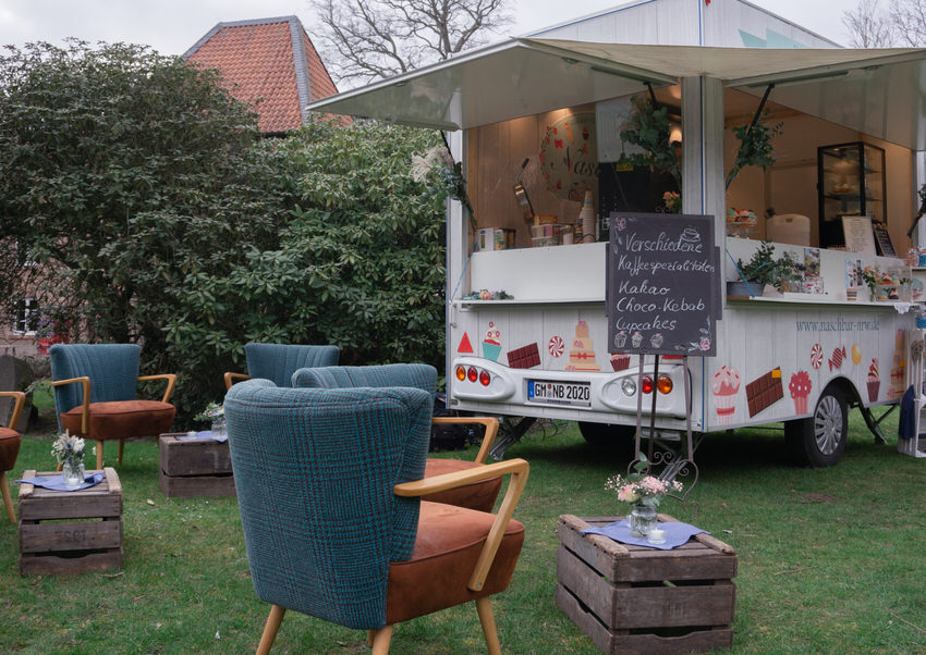 Gartenhochzeit mit Loungemöbeln und Candybar – gesehen bei frauimmer-herrewig.de