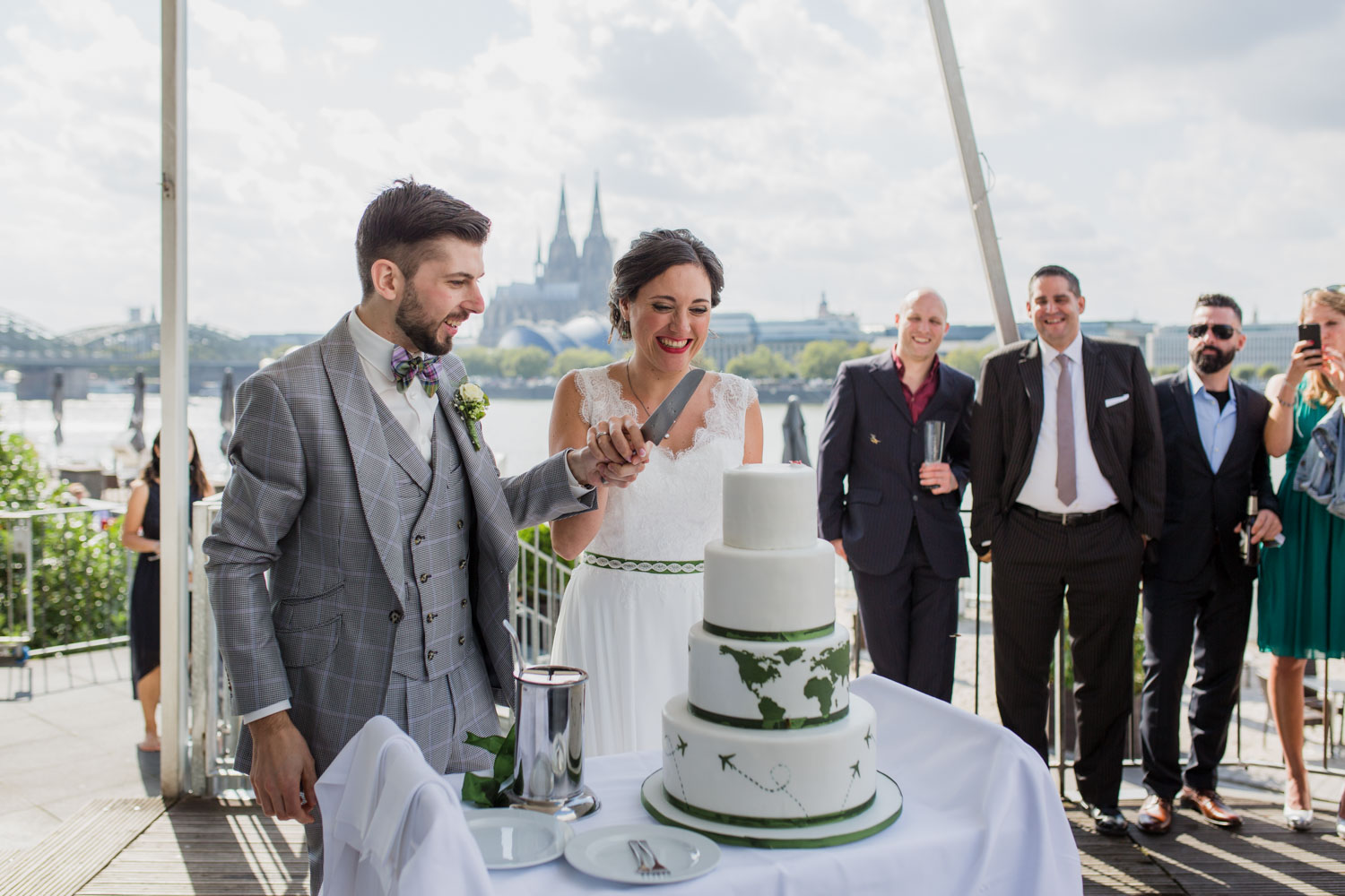 Anschneiden der Hochzeitstorte – gesehen bei frauimmer-herrewig.de