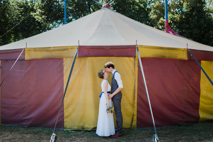 Свадебная пара перед цирком - на frauimmer-herrewig.de