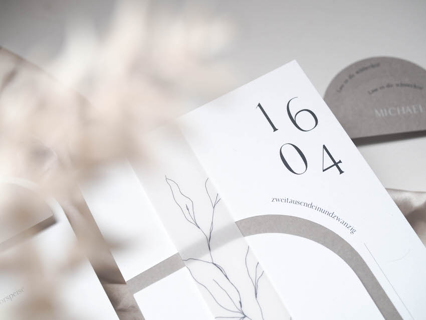 Einladungskarte Hochzeit grau weiß – gesehen bei frauimmer-herrewig.de