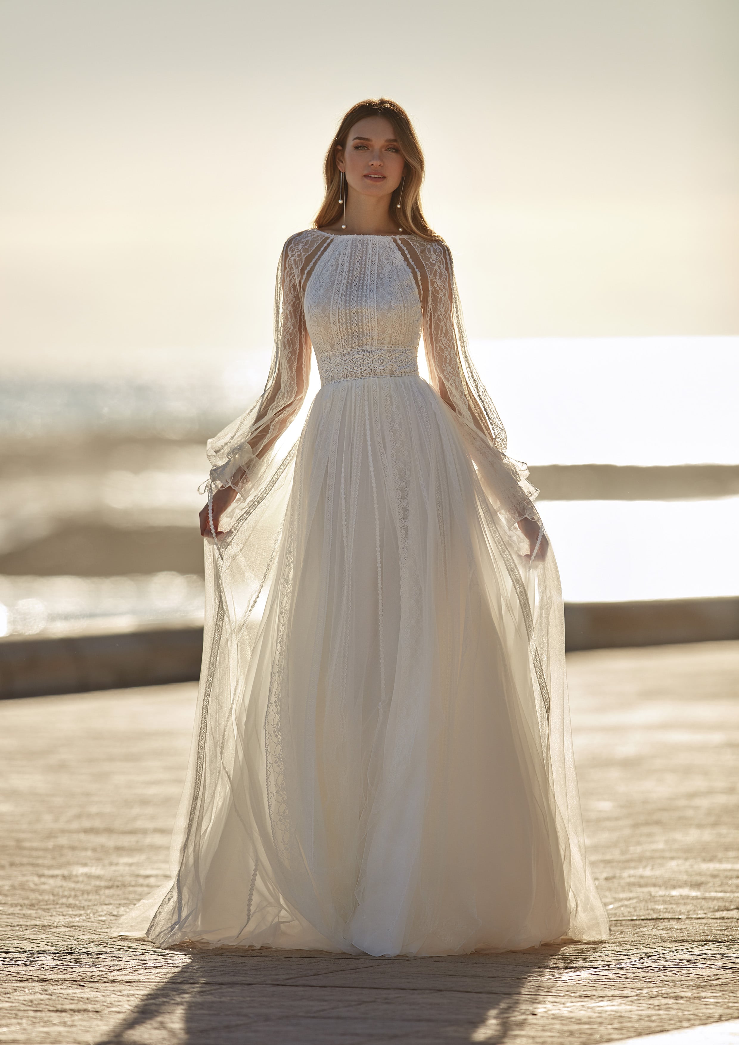 Braut in langem Brautkleid mit Ärmeln vor Meer – gesehen bei frauimmer-herrewig.de