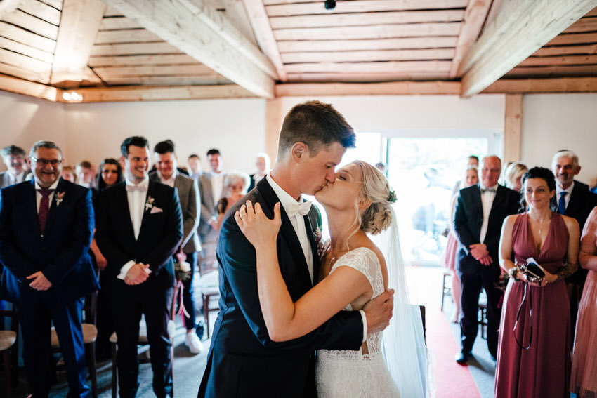 Brautpaar küsst sich bei Standesamtlicher Trauung – gesehen bei frauimmer-herrewig.de