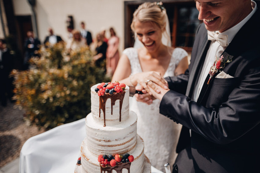 Brautpaar schneidet Torte an – gesehen bei frauimmer-herrewig.de