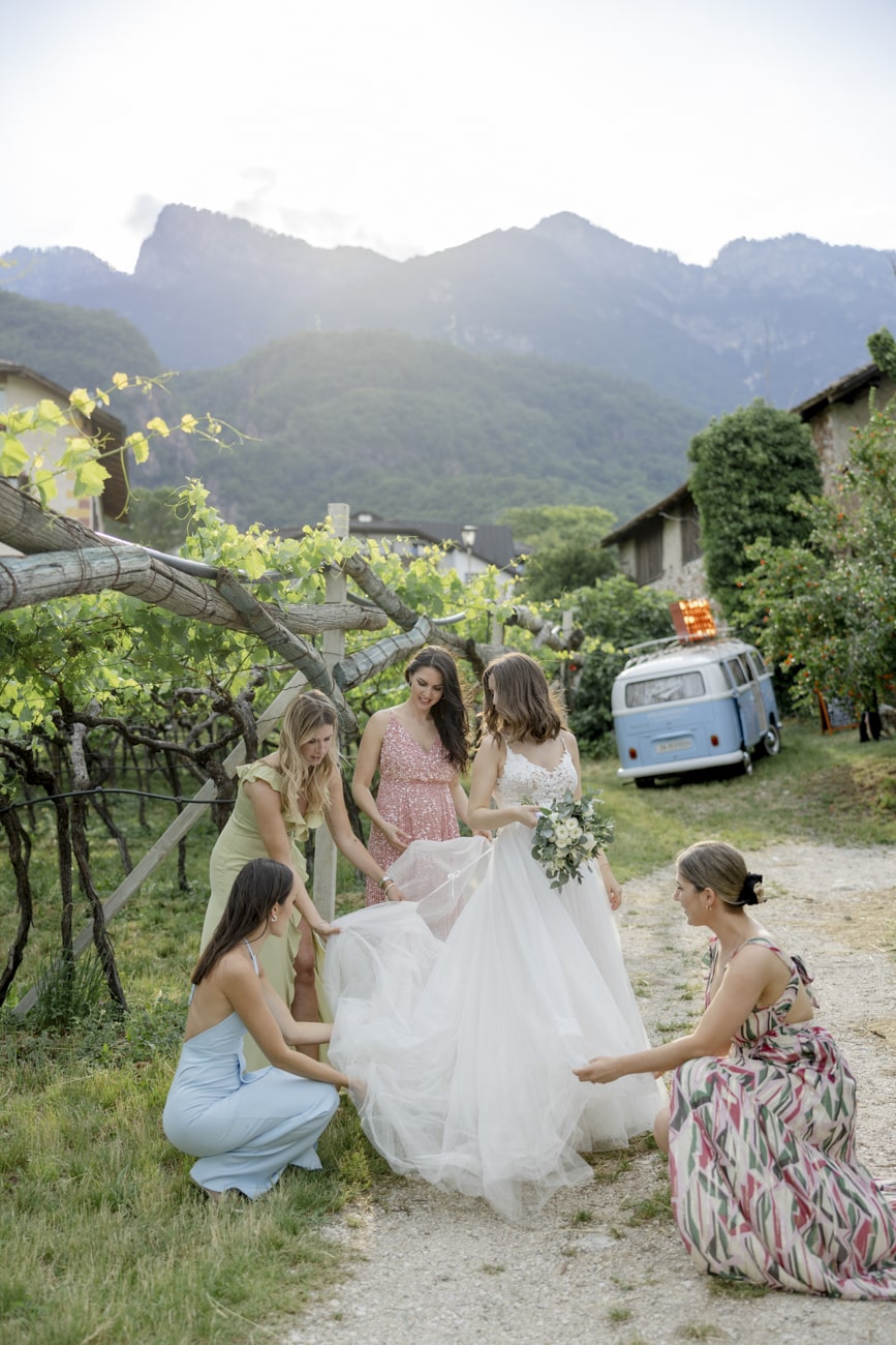 Braut mit Freundinnen in Südtirol – gesehen bei frauimmer-herrewig.de