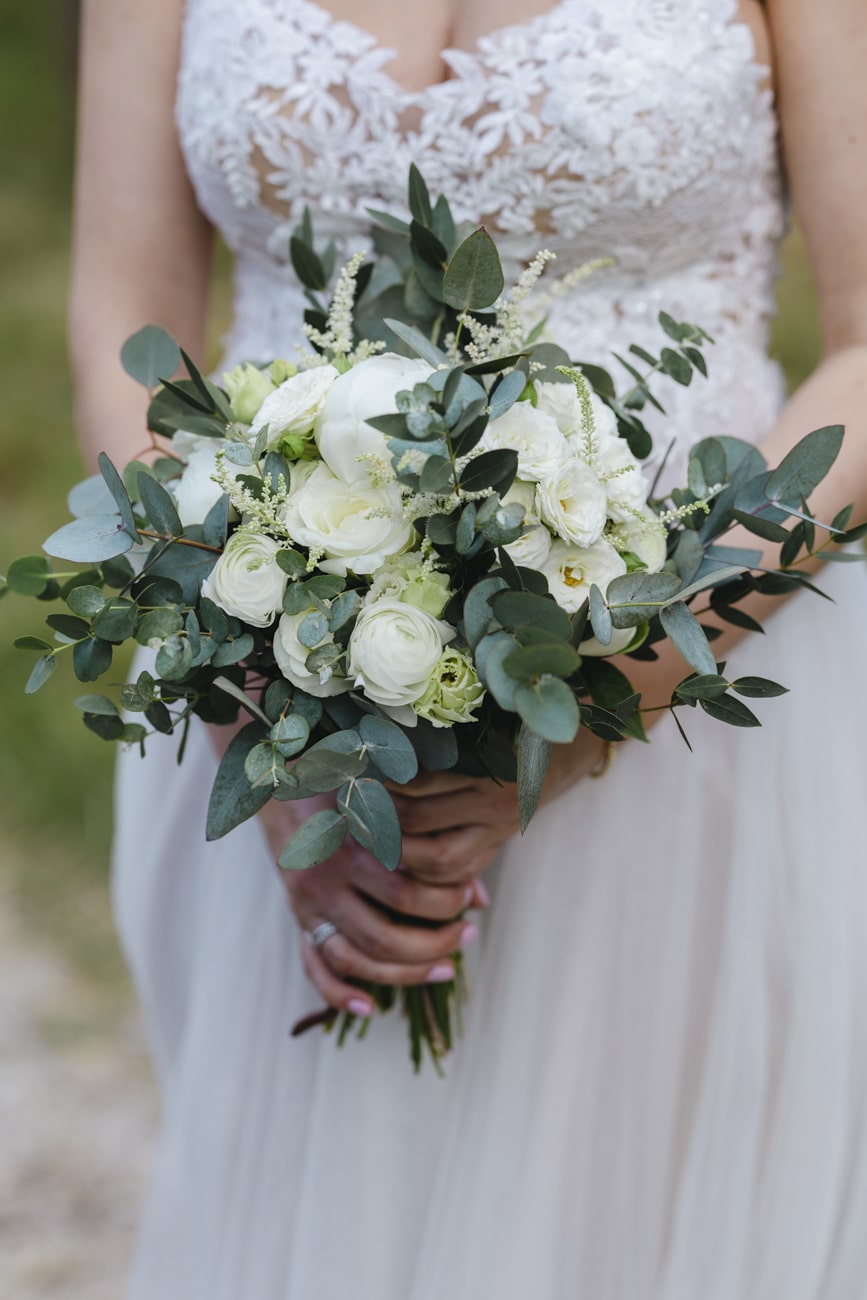 Brautstrauß aus weißen Rosen und Pfingstrosen – gesehen bei frauimmer-herrewig.de