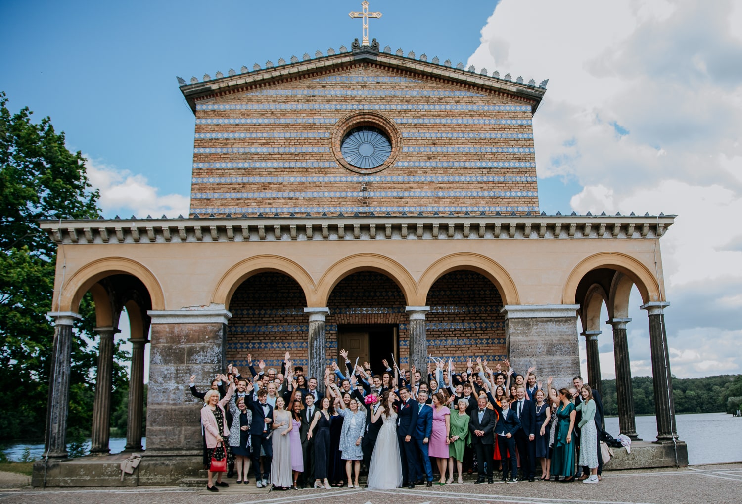 Gruppenfoto vor Kirche – gesehen bei frauimmer-herrewig.de