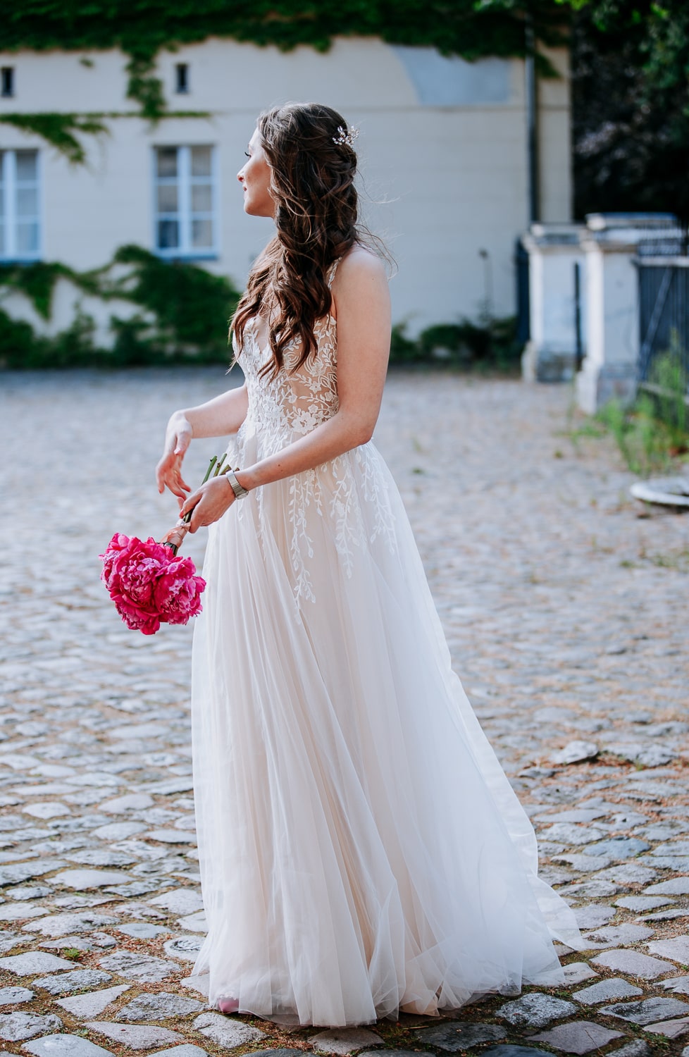 Braut in langem Brautkleid – gesehen bei frauimmer-herrewig.de