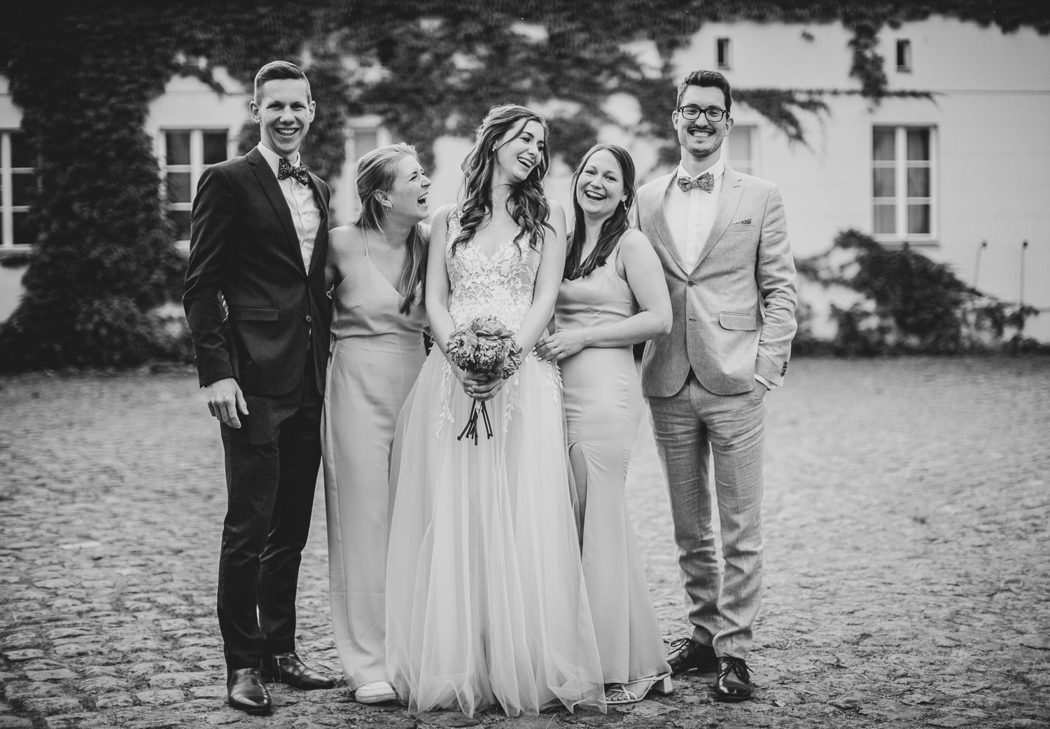 Fotos von Hochzeitsgäste beim Sektempfang in Potsdam – gesehen bei frauimmer-herrewig.de