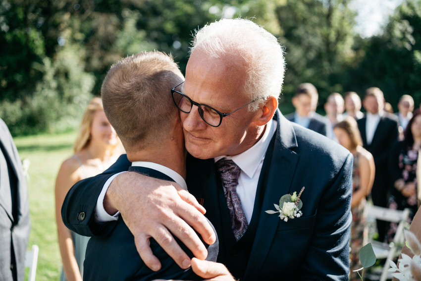 Brautvater umarmt Bräutigam – gesehen bei frauimmer-herrewig.de
