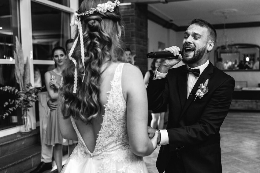 Bräutigam singt für Braut auf der Hochzeit – gesehen bei frauimmer-herrewig.de