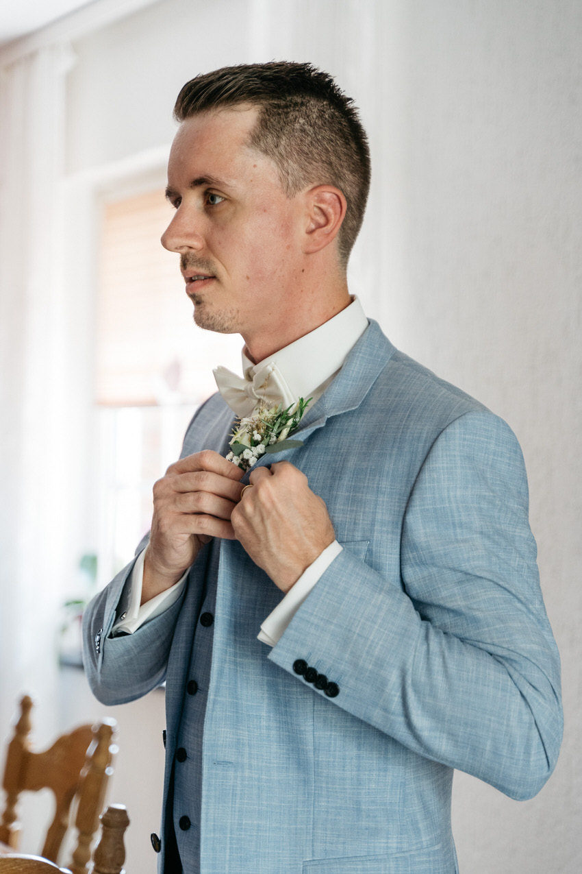Bräutigam in blauem Anzug – gesehen bei frauimmer-herrewig.de