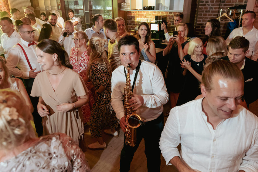 Saxophonist auf Hochzeitsfeier – gesehen bei frauimmer-herrewig.de