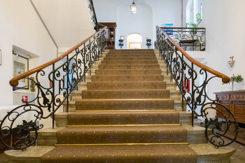 Treppenaufgang in Villa – gesehen bei frauimmer-herrewig.de