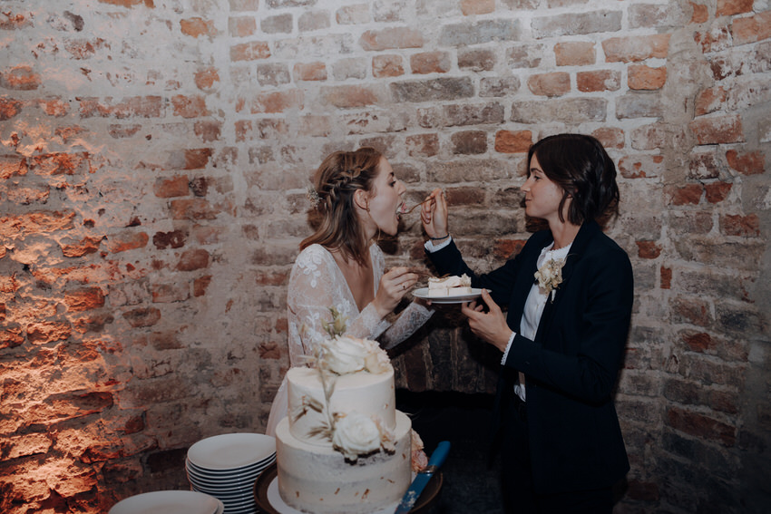 Brautpaar isst das erste Stück der Hochzeitstorte – gesehen bei frauimmer-herrewig.de