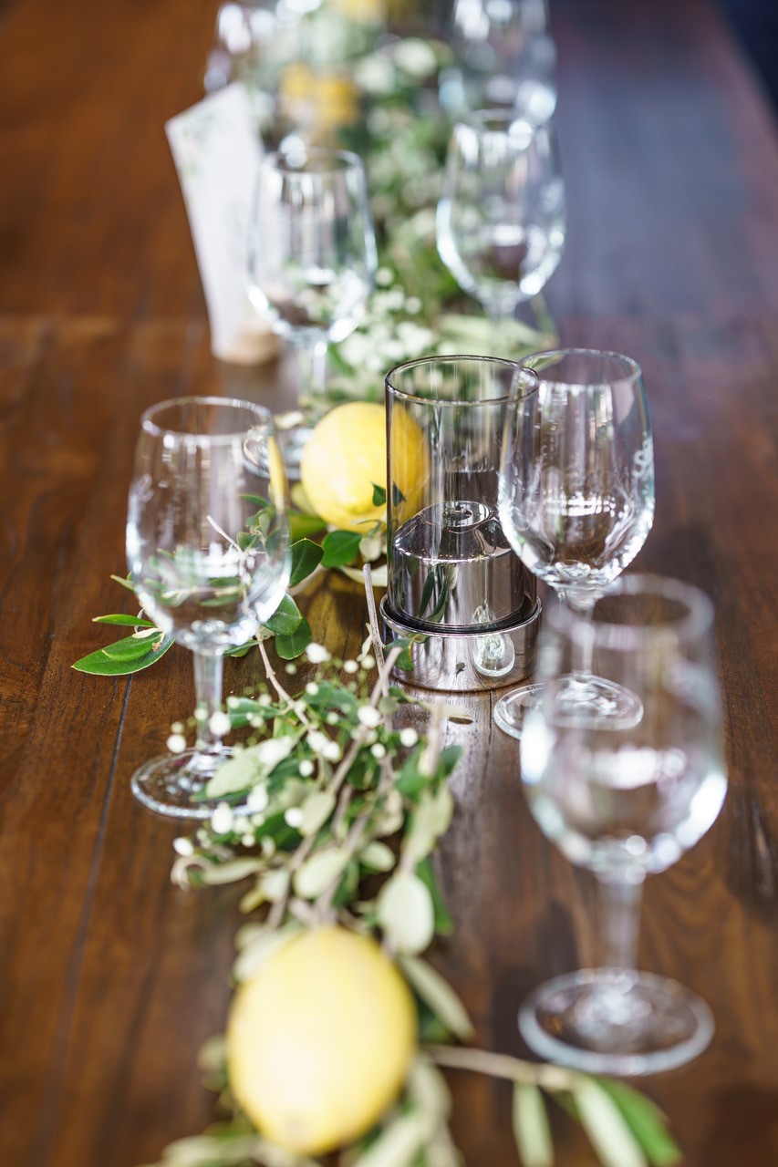 Moderne Tischdekoration für Hochzeit – gesehen bei frauimmer-herrewig.de