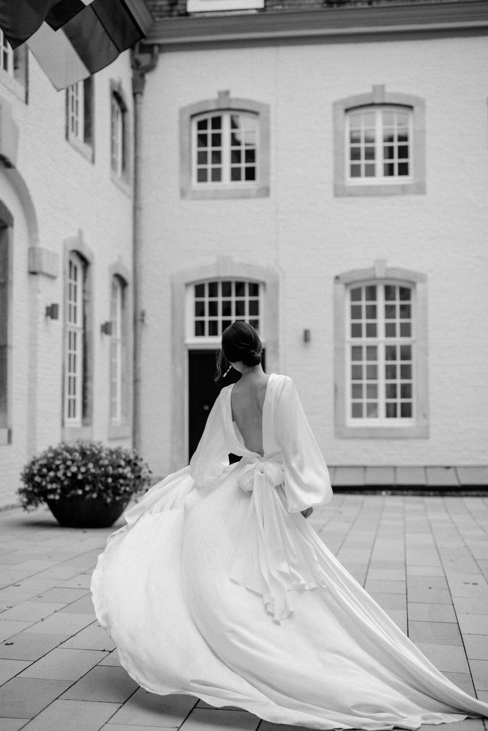 Braut mit weitem, weißen Brautkleid  – gesehen bei frauimmer-herrewig.de