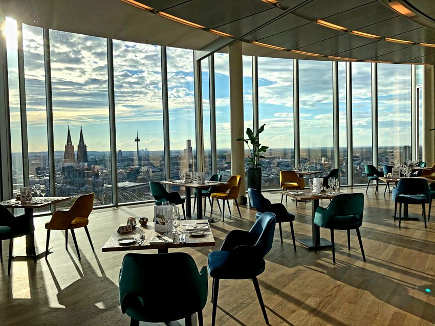 Hochzeitslocation mit Blick auf den Kölner Dom – gesehen bei frauimmer-herrewig.de Hochzeitslocation mit Blick auf den Kölner Dom – gesehen bei frauimmer-herrewig.de