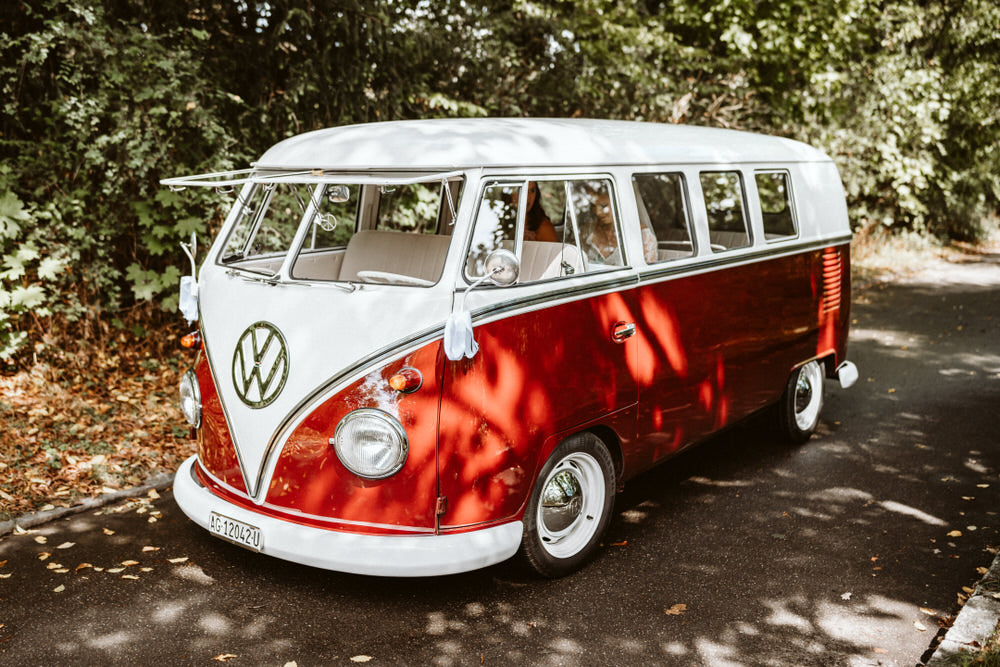 VW Bus Hochzeit - Patrik Schwoebel Photography – gesehen bei frauimmer-herrewig.de