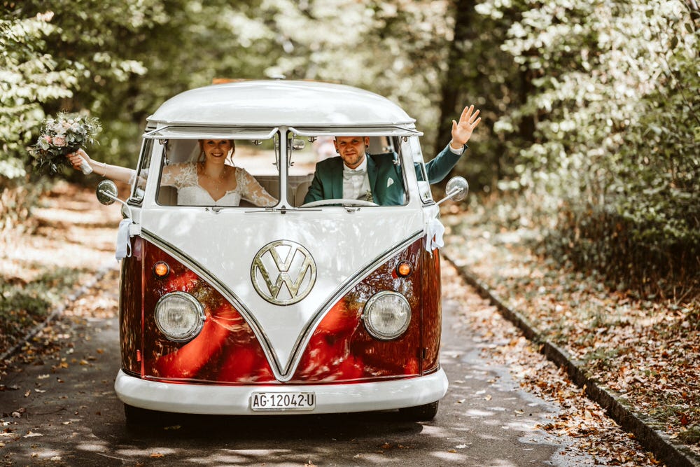 VW Bus Hochzeit 2 - Patrik Schwoebel Photography – gesehen bei frauimmer-herrewig.de