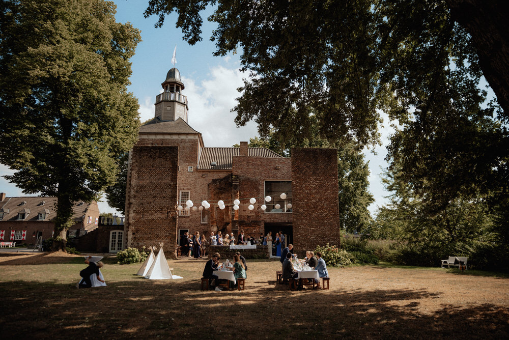 Hochzeit draussen Schloss Hertefeld – gesehen bei frauimmer-herrewig.de
