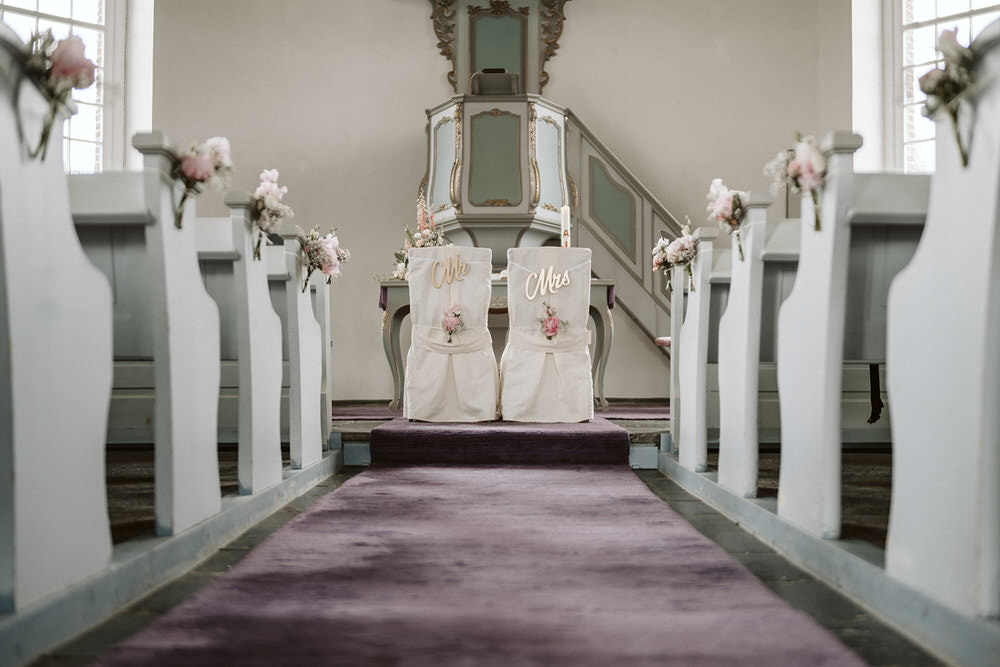 Brautpaarstuehle Mr. Mrs. kirliche Trauung one love Hochzeiten – gesehen bei frauimmer-herrewig.de