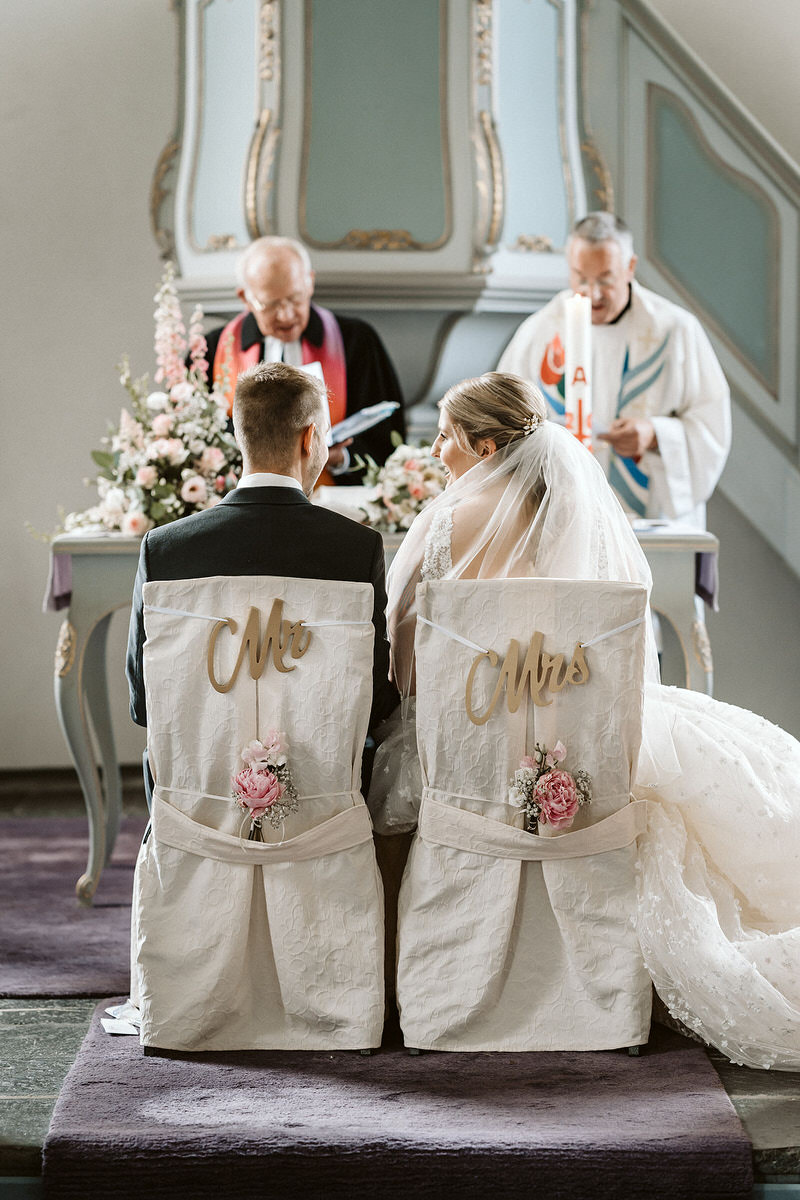 Brautpaarstuehle Mr. Mrs one love Hochzeiten – gesehen bei frauimmer-herrewig.de