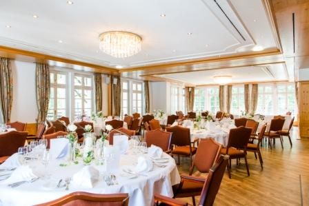 heller Raum für Hochzeitsfeier im Hotel Schloss Friedestrom – gesehen bei frauimmer-herrewig.de